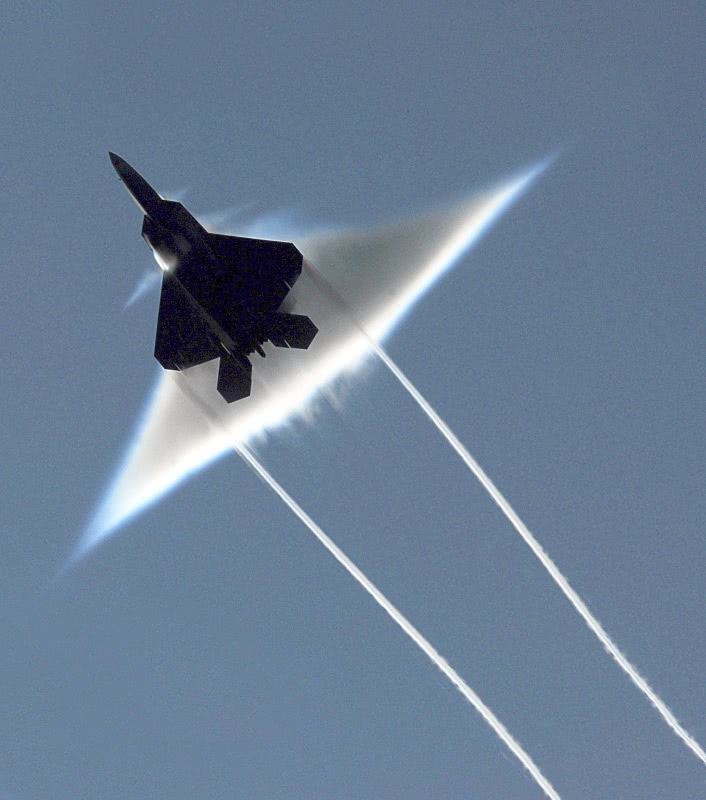 F22 jet going supersonic