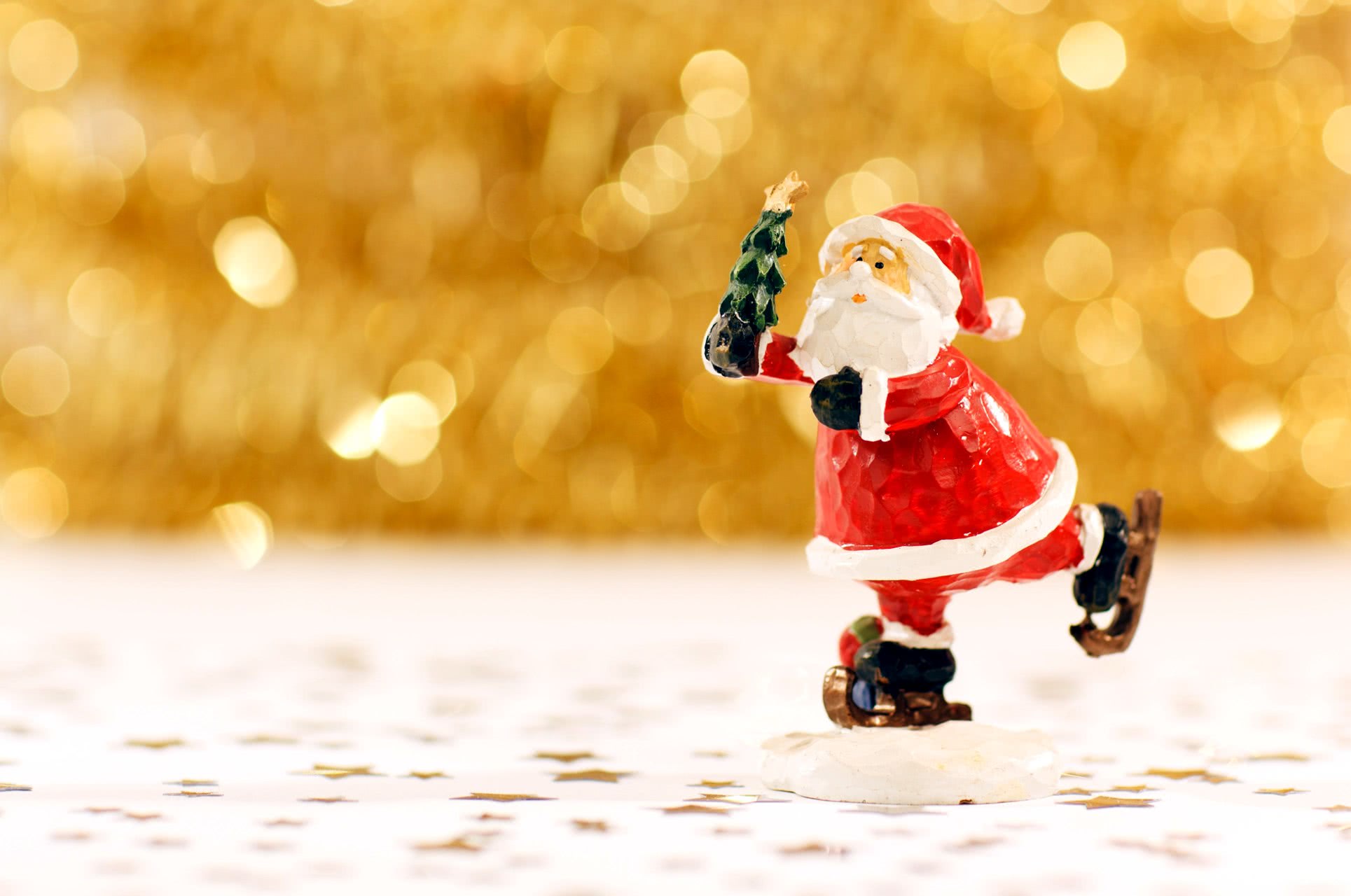 Santa skating figurine