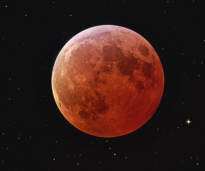 lunar eclipse reddish