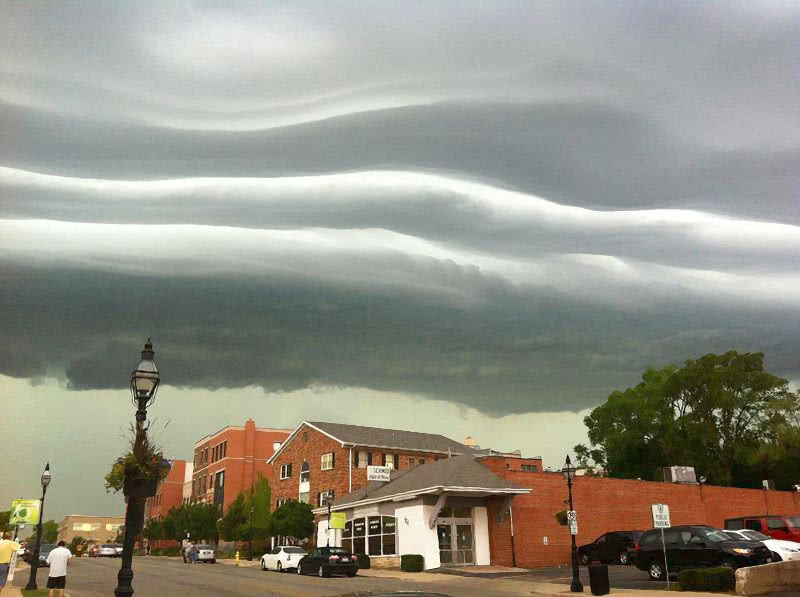 shelf cloud racing into Glen Ellyn Illinois