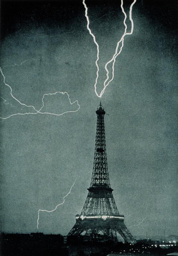 lightning strikes Eiffel Tower