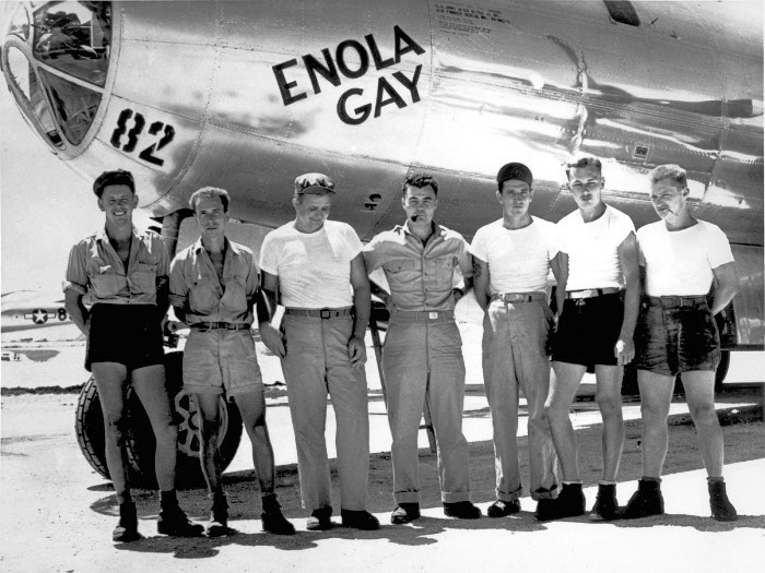 B-29 Enola Gay w Crew